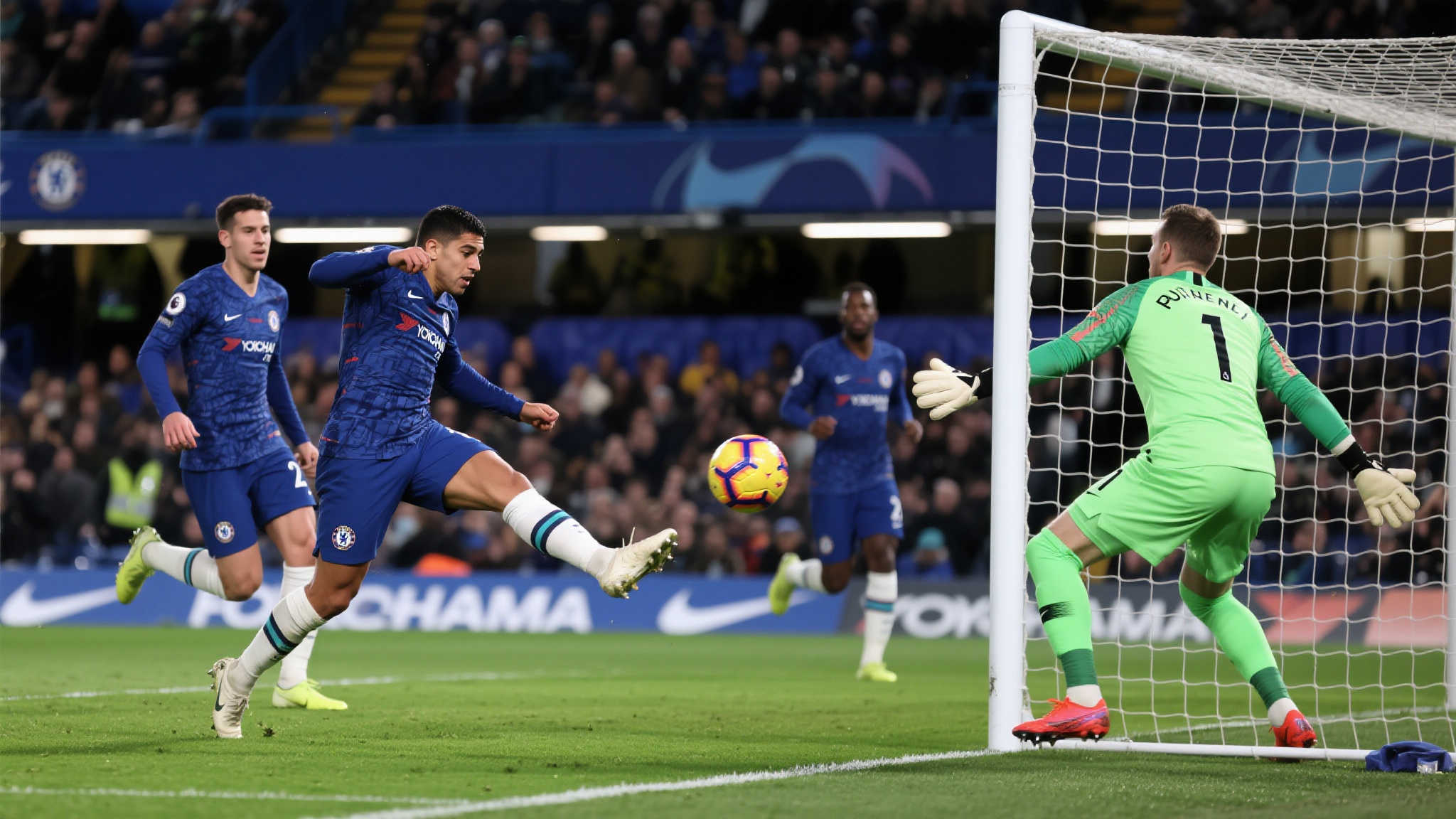 例如，对阵切尔西时，一记堪称艺术般远距离任意球破门